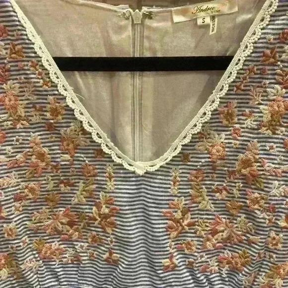 Floral Embroidered V Neck Dress size Small Pristine - Picture 4 of 11